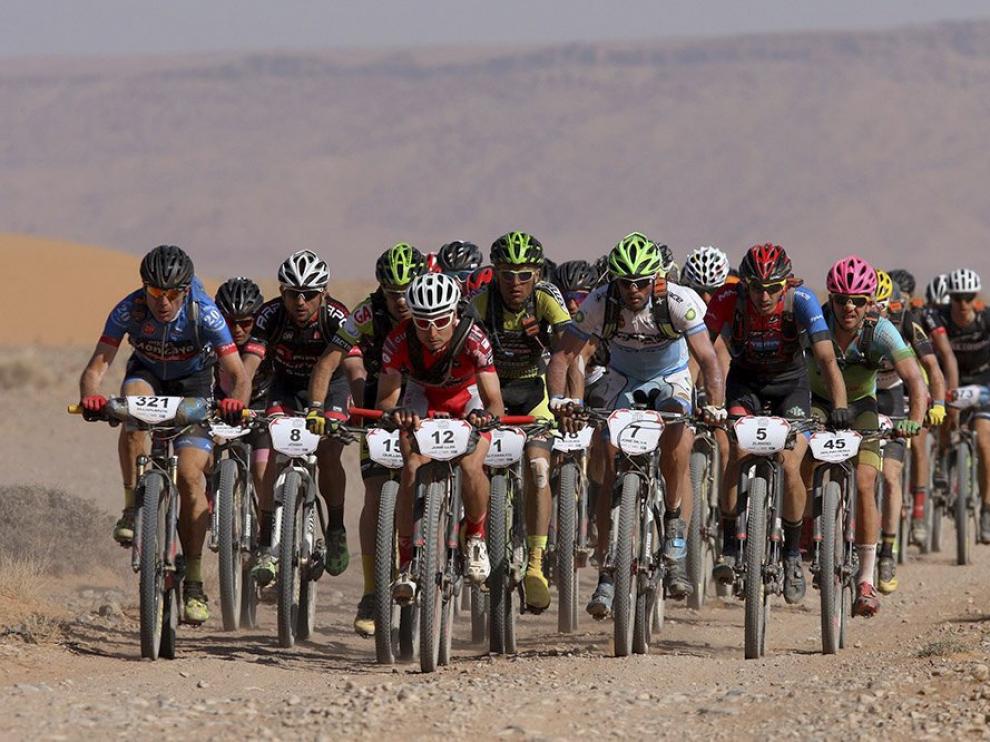 Un grupo de ciclistas, en la Titan Desert