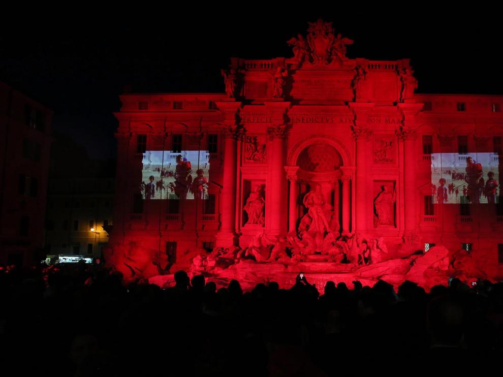 La famosa Fontana de Trevi, de rojo este viernes.