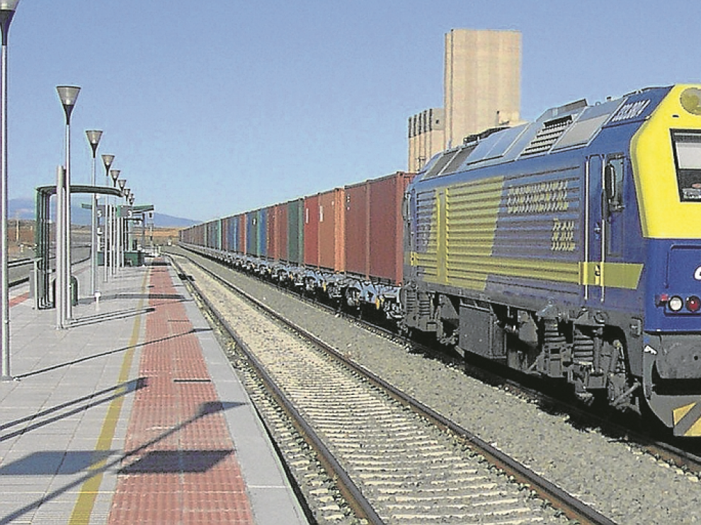 Un tren de contenedores a su paso por Cariñena, una de las tres estaciones aragonesas en las que se ampliarán las vías de apartado.