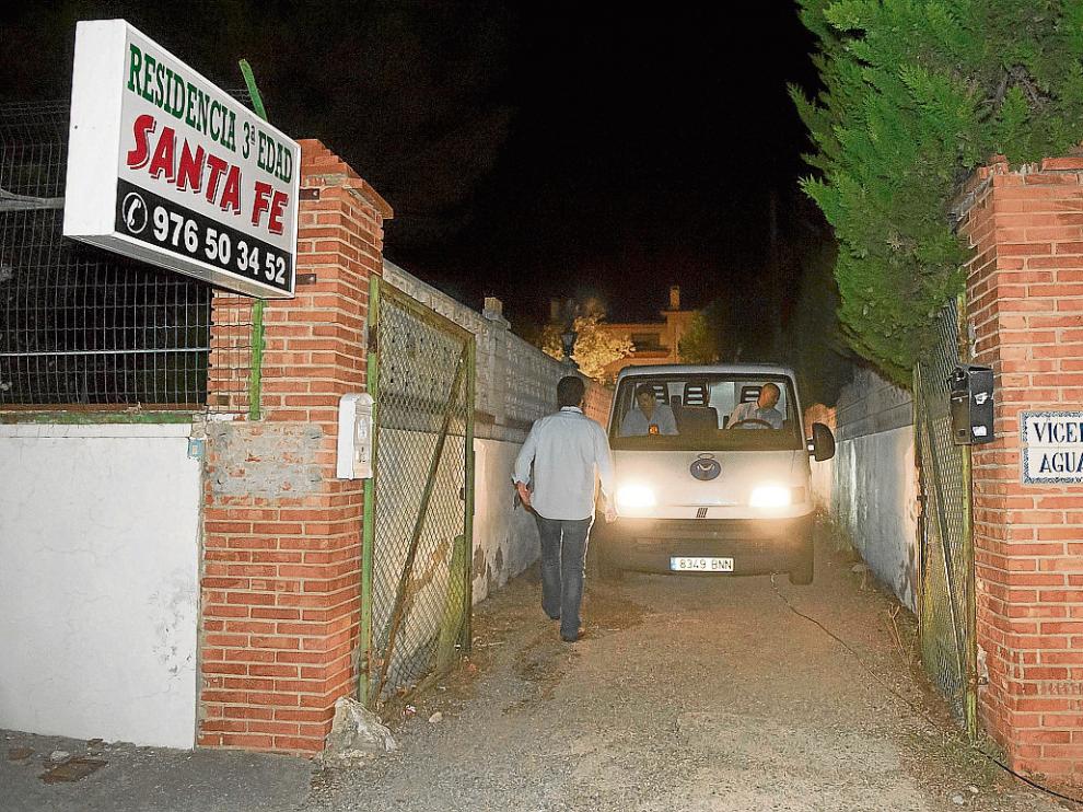 La Hermandad de la Sangre de Cristo, la noche del incendio, en la residencia de Santa Fe.