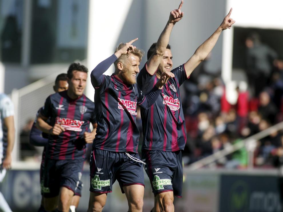 Los jugadores del Huesca celebran uno de los goles del partido.