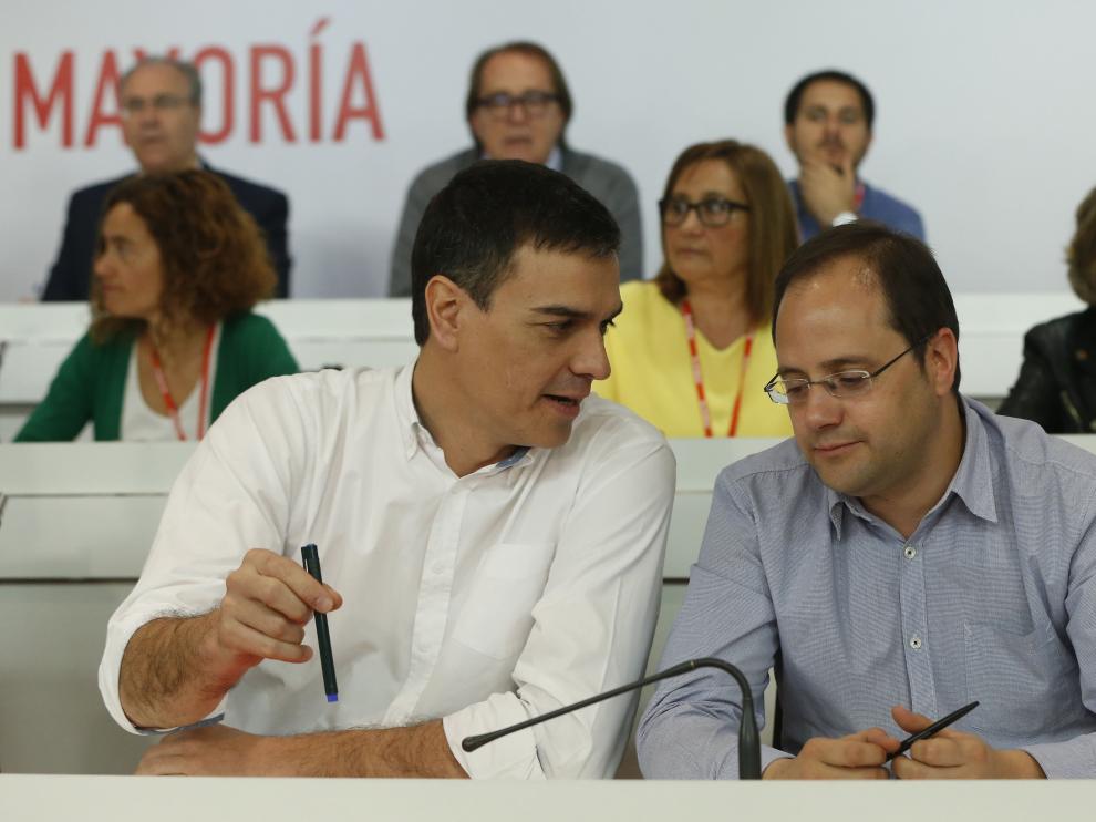 Pedro Sánchez y César Luena en el Comité Federal del PSOE.