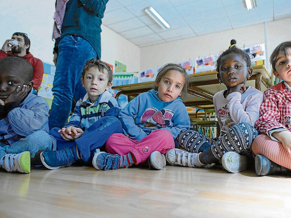 Los alumnos de tres años están escribiendo y pintando un cuento de Peppa Pig para que les lean en sus casas cuando se haga de noche, antes de meterse a dormir.