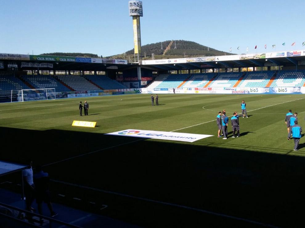 Los jugadores del Real Zaragoza sobre el césped del Toralín.
