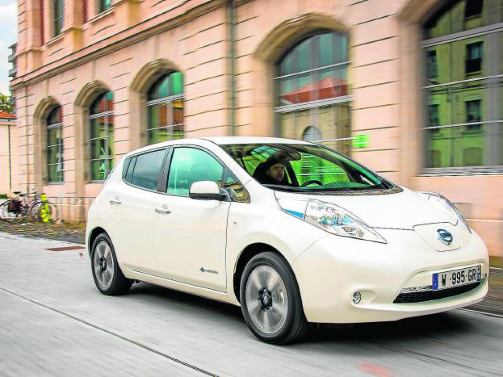 Por fuera, el Leaf es una berlina cómoda que mide 4,45 metros de longitud.