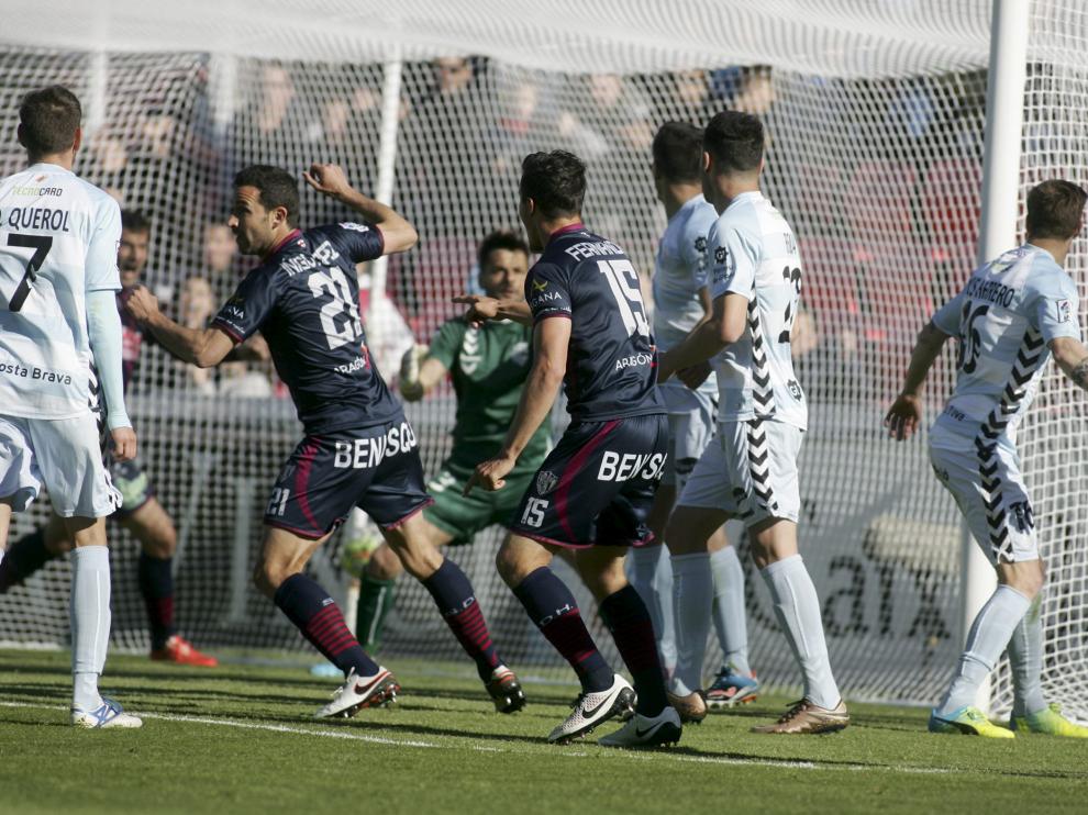 Íñigo López anotó dos goles casi idénticos a la salida de un sendos córners, que sentenciaron el partido frente al Llagostera.