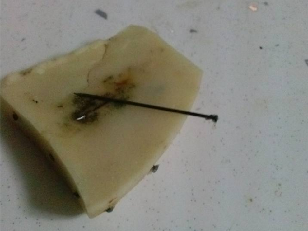 Uno de los trozos de comida con clavos que fue encontrado en Valdefierro.