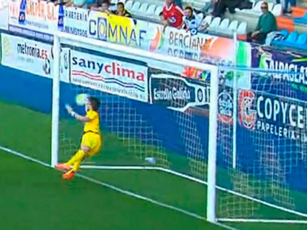 Captura del vídeo del partido Ponferradina-Real Zaragoza en el momento en el que Santamaría saca la pelota tras la falta lanzada por Ortí.