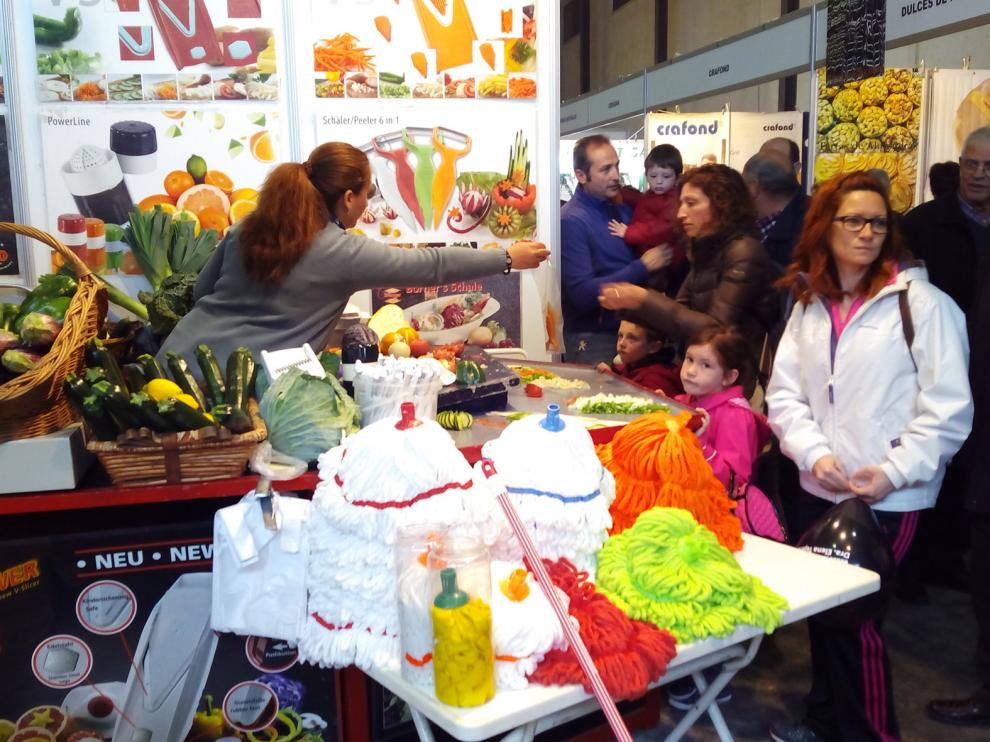 Visitantes en la Feria Agrícola, Comercial y Ganadera de Valdejalón (Valga) en Épila.