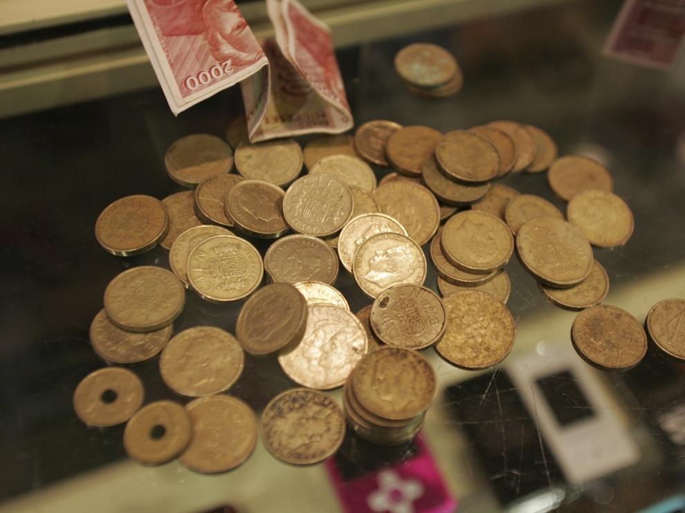 Pesetas en billetes y monedas