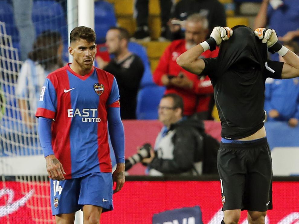 Los jugadores del Levante se lamentan tras encajar uno de los goles