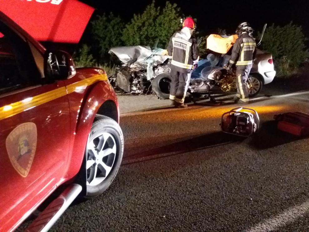 Intervención de los Bomberos de la DPZ en el accidente de la N-232 del pasado martes.