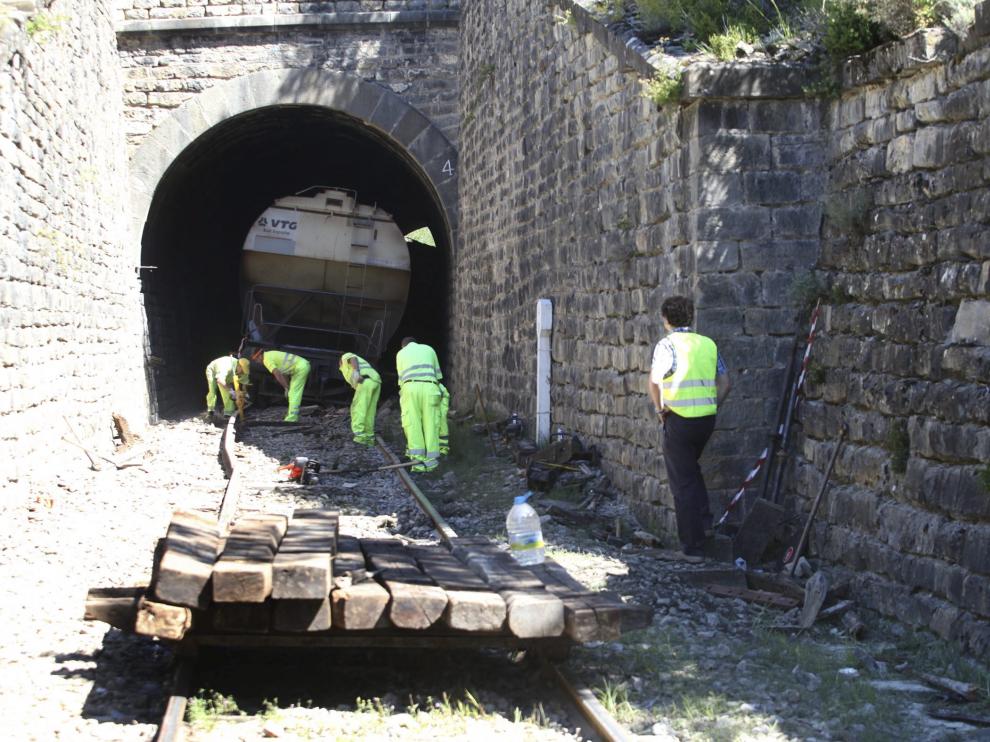 Unos operarios trabajan después de que otro tren descarrilara en la zona de Jaca en 2014