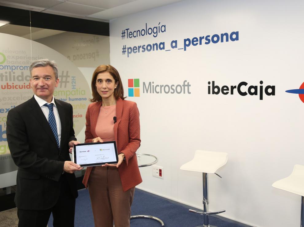Víctor Iglesias, consejero delegado de Ibercaja, y Pilar López, presidenta de Microsoft España, en la firma del acuerdo estratégico.
