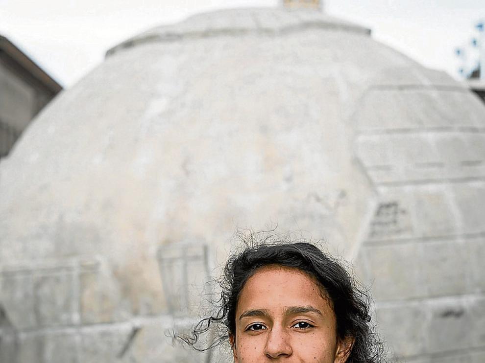 Berta Zúñiga, en el globo terráqueo de la plaza del Pilar.