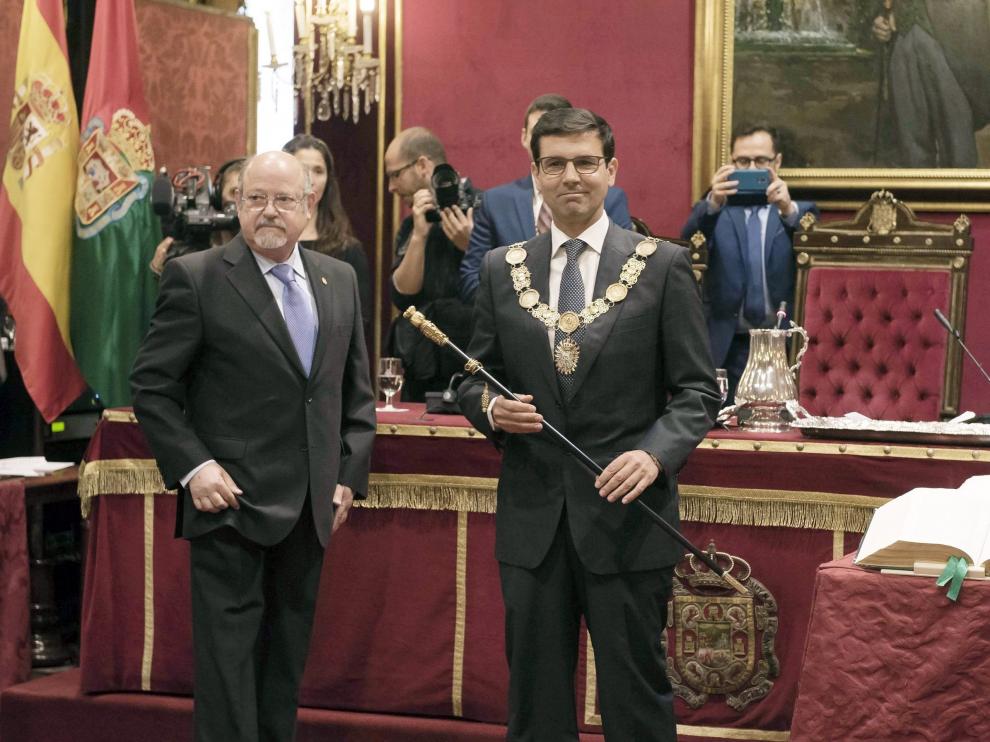 Francisco Cuenca durante la toma de posesión del collar y el bastón del Ayuntamiento.