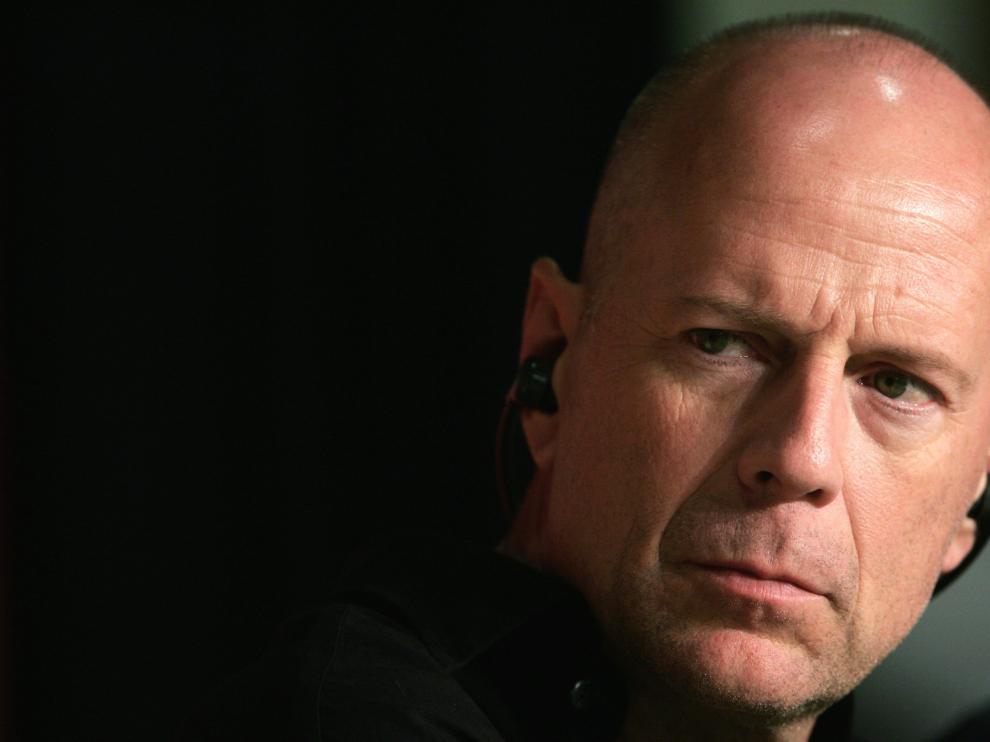 El actor estadounidense Bruce Willis luce su calva sin complejos..