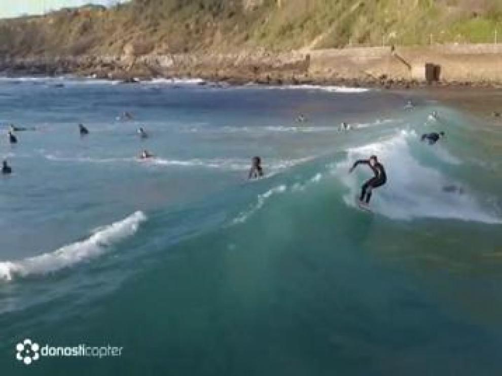 Imágenes de varios surfistas en la playa donostiarra de La Zurriola, a vista de dron.