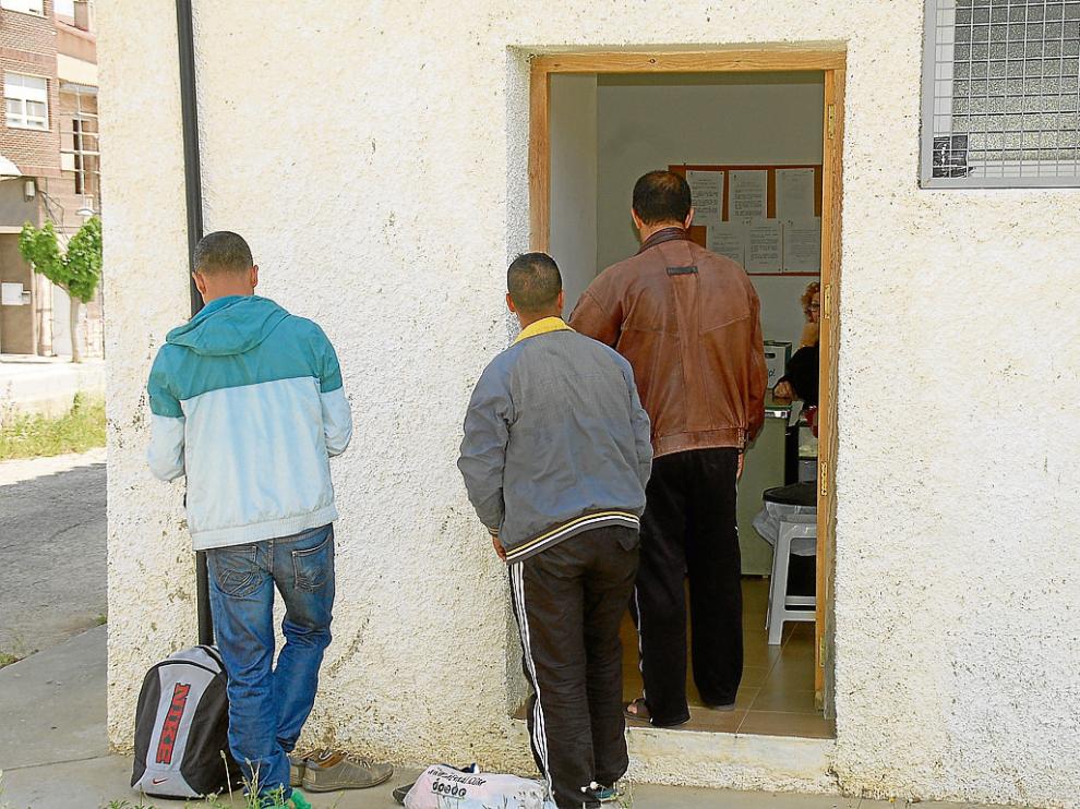 El servicio de duchas de Caspe, en el antiguo puesto de Cruz Roja, ha abierto esta semana.