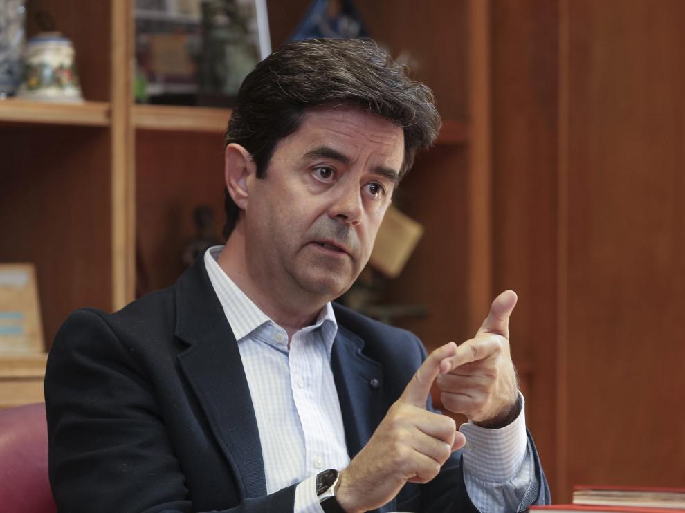 El alcalde de Huesca, Luis Felipe (PSOE), durante un momento de la entrevista en su despacho.
