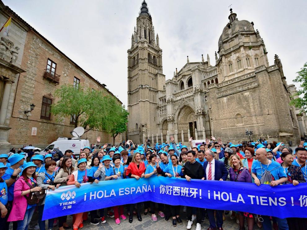 La expedición china posa en la catedral del Toledo