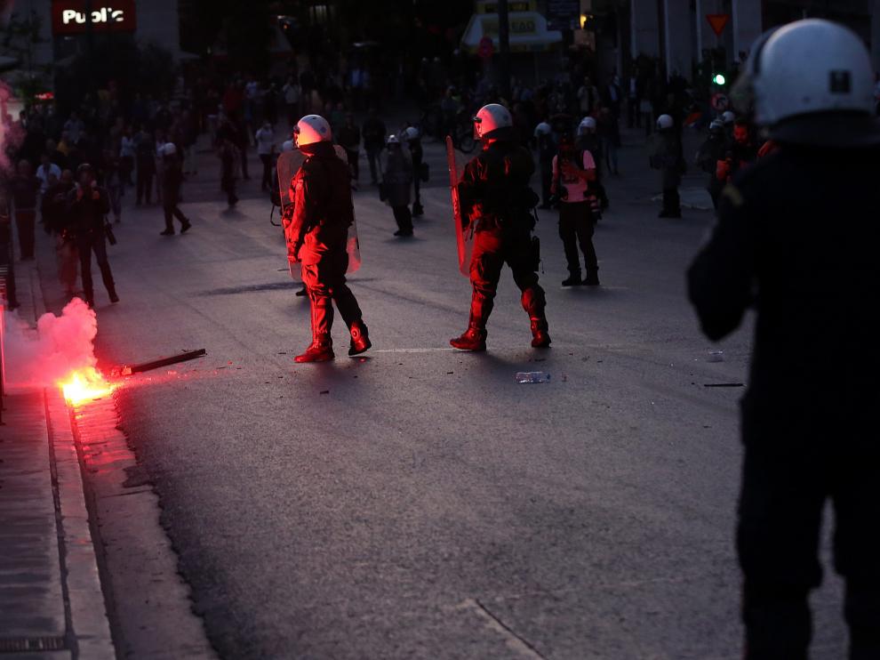 La policía dispersa a los manifestantes durante la protesta contra la reforma de las pensiones.