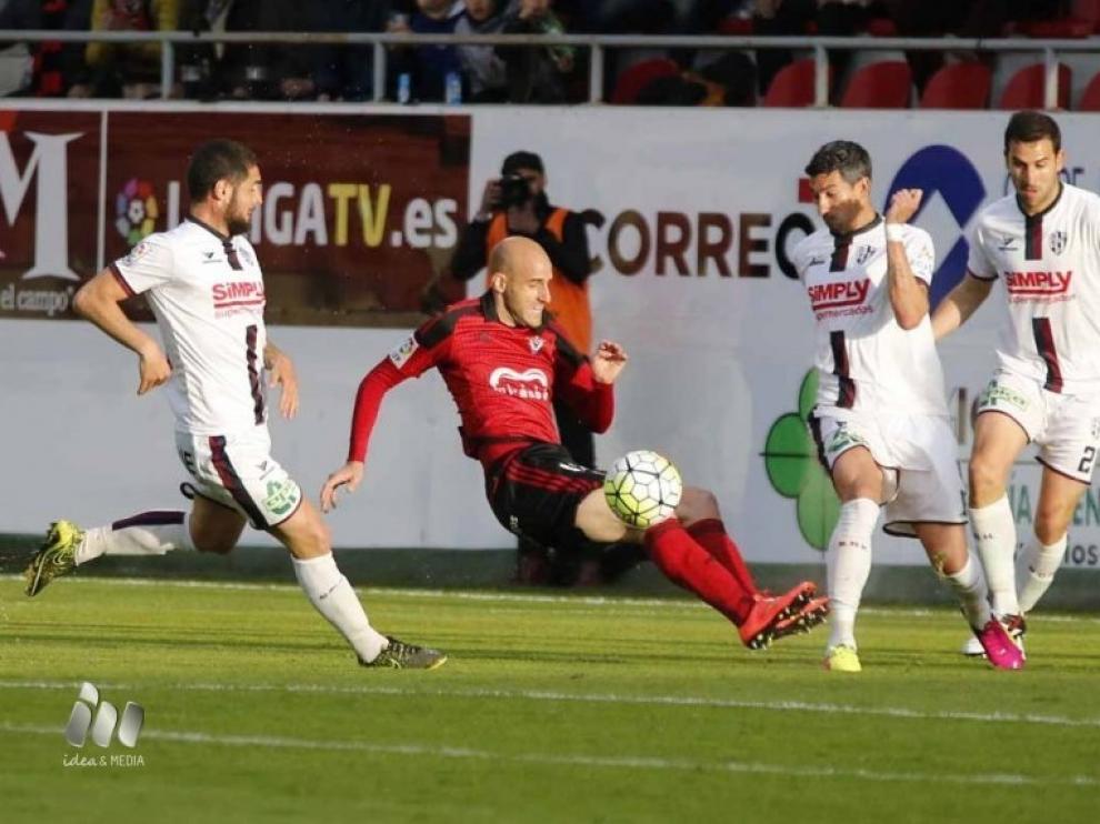 Una imagen del duelo entre el Mirandés y el Huesca