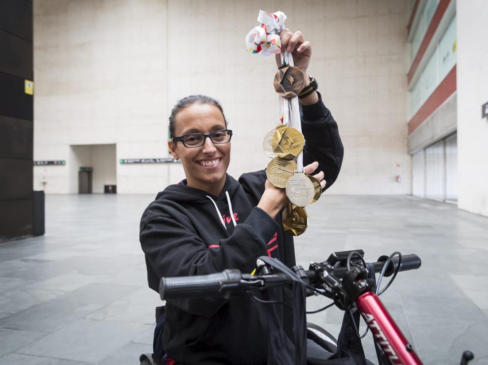 Teresa Perales, ayer en la estación Delicias con el botín de ocho medallas conseguido en la cita continental de Funchal.