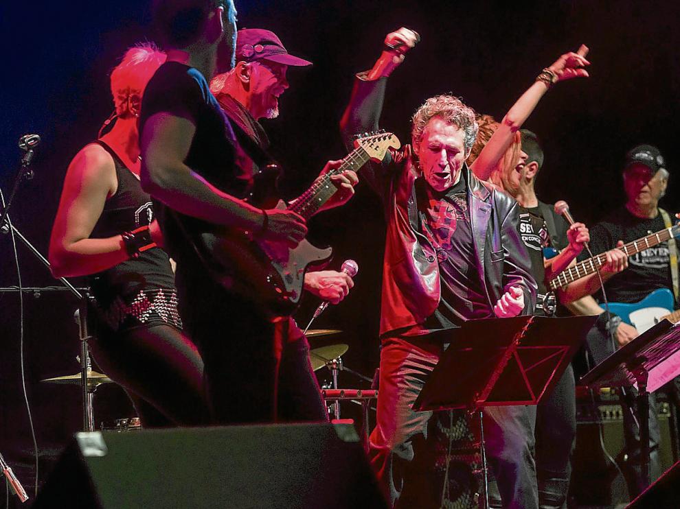 Miguel Ríos, en el centro, respaldado por el grupo Seven; el granadino interpretó ayer 'El rock de la cárcel' y 'Johnny B. Goode'.