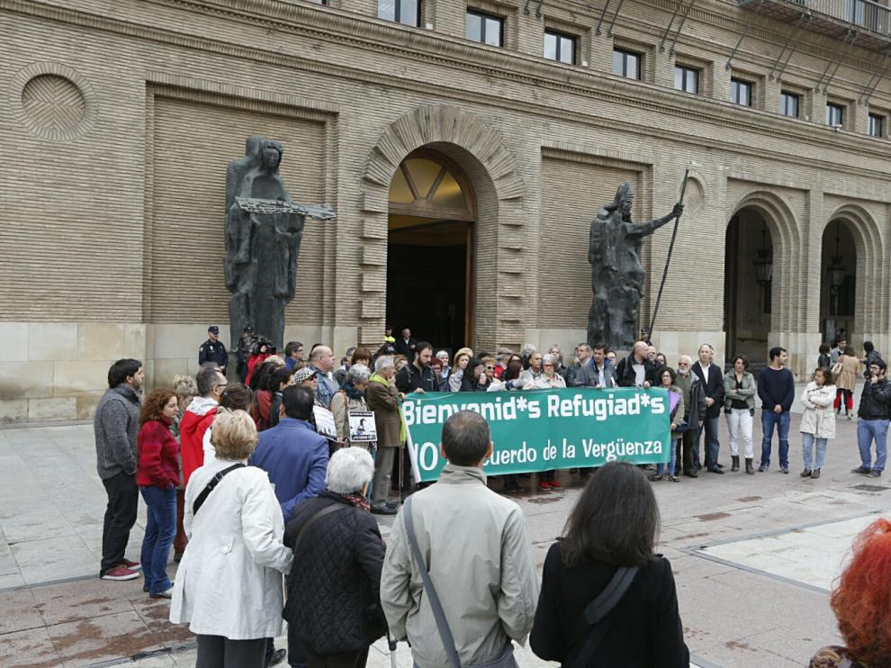 Concentración en la plaza del Pilar a favor de los refugiados en el Día de Europa.