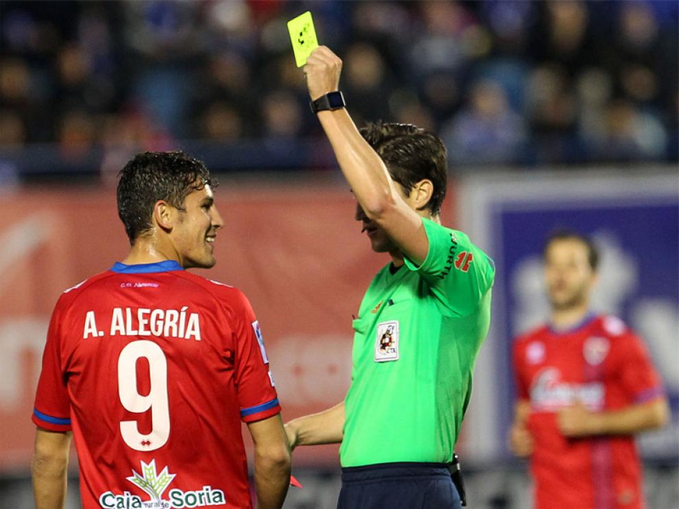Álex Alegría en el momento en recibir la tarjeta amarilla en Butarque.