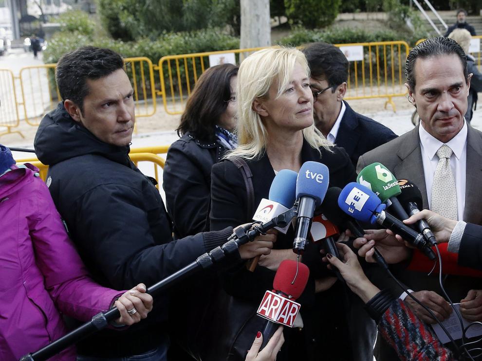 Ana Duato a las puertas de la Audiencia Nacional donde ha acudido a declarar como investigada por un delito de fraude fiscal.