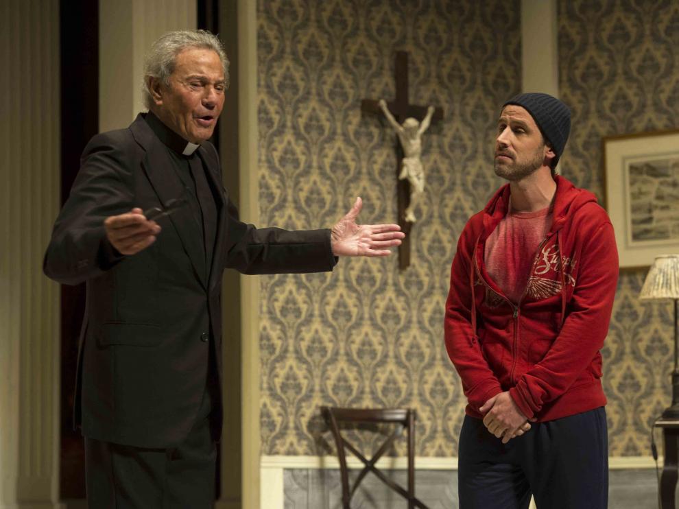Arturo Fernández y Bruno Ciordia en una escena de 'Enfrentados'.
