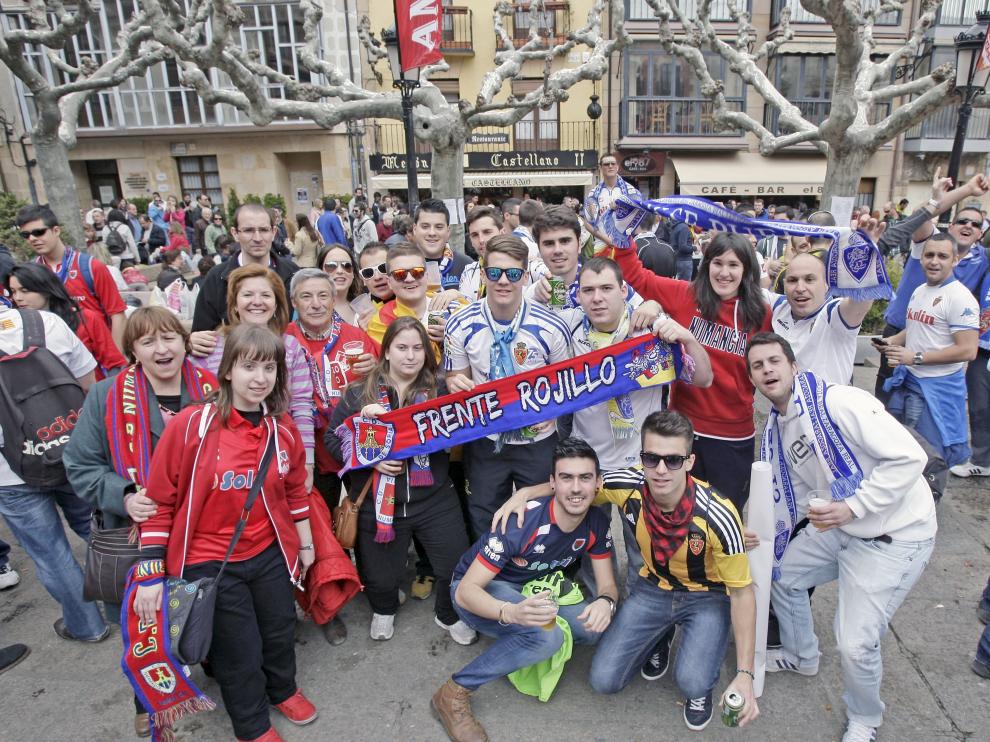 Aficionados del Real Zaragoza y el Numancia, antes de uno de los últimos partidos en Soria, en la plaza Mayor