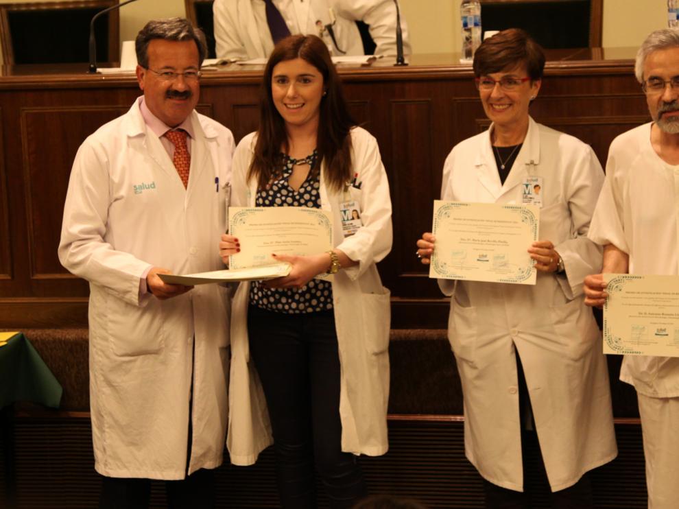El gerente del Sector II, José Manuel Aldámiz-Echeverría, tras entregar el diploma acreditativo del Premio de Investigación a la microbióloga Pilar Soria y a Mª José Revillo y Antonio Rezusta, jefa de servicio y jefe de sección de Microbiología.