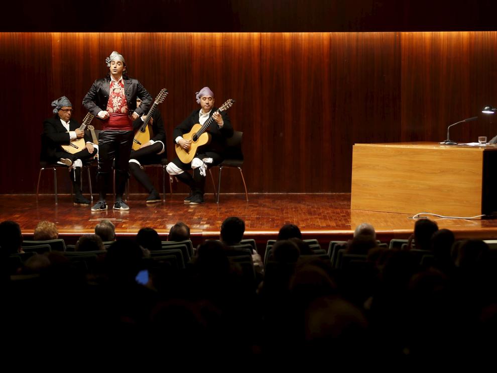 Nacho del Río canta en presencia de José Luis Melero.