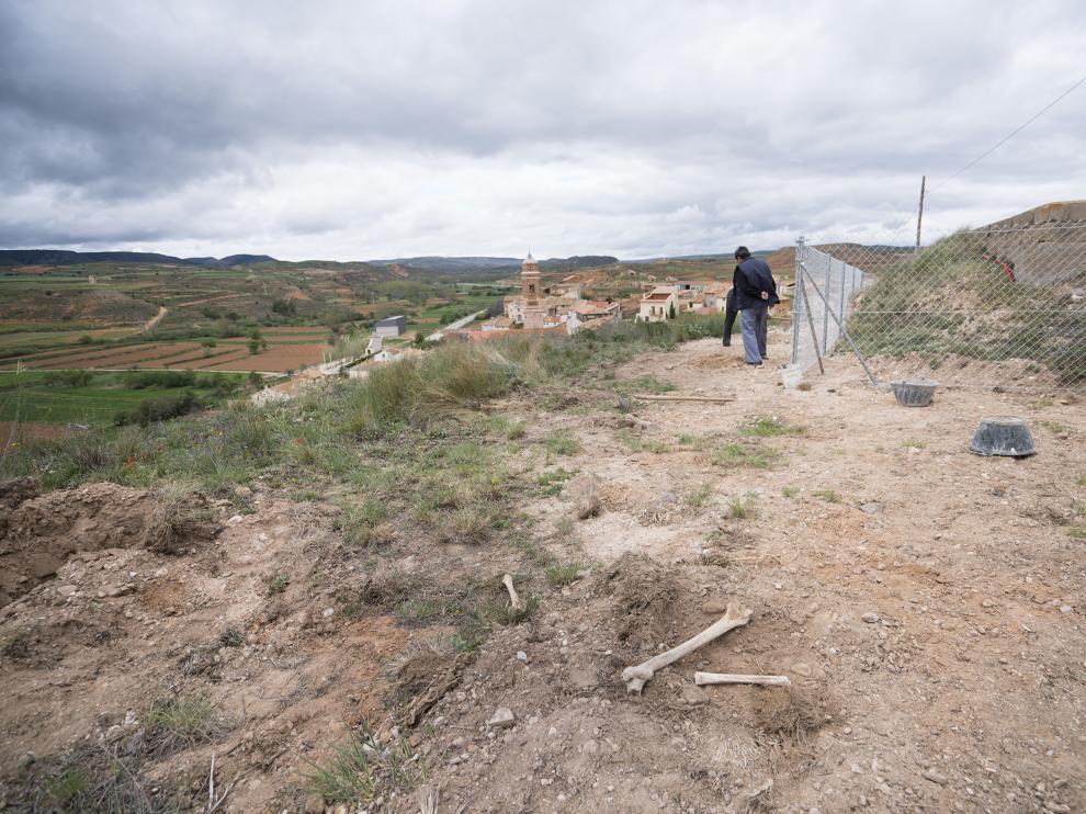En primer término, huesos humanos junto a las obras de vallado del depósito de agua de Vivel.