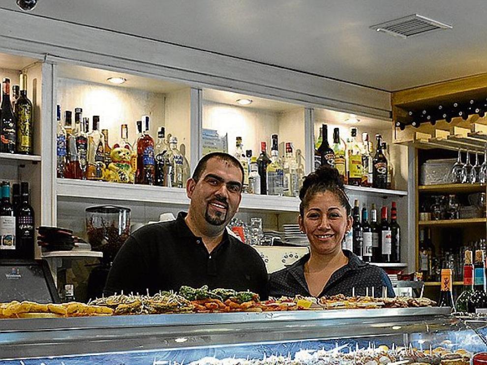 Rodrigo Salinas y Esperanza Campos, propietarios, en la barra.