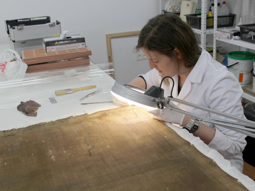 La restauradora Nerea Otermin dirige el taller.