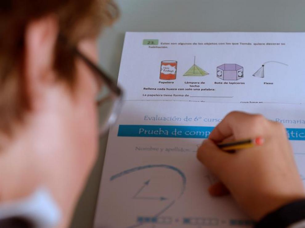 Un niño practica la prueba de evaluación final individualizada de 6º de Primaria