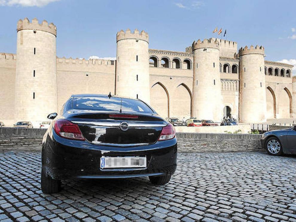 Coches oficiales en la Aljafería, en una imagen de archivo