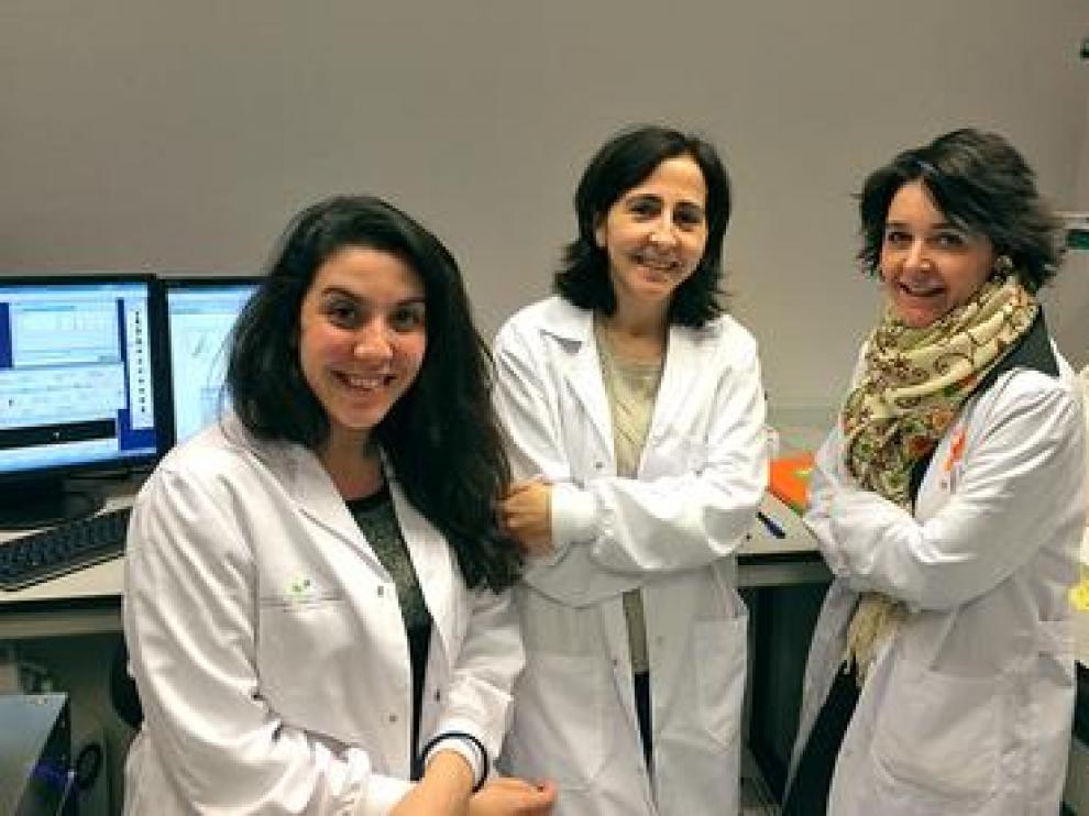 La investigadora Clara Bueno, a la derecha, junto a su equipo del Instituto de Investigación contra la Leucemia Josep Carreras.