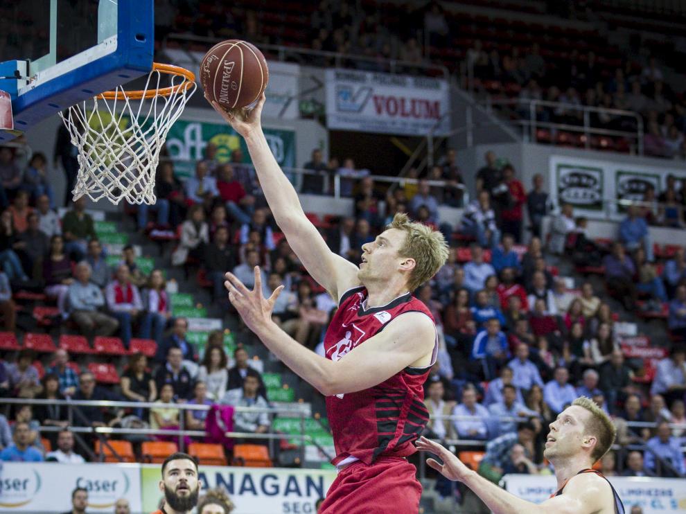 Henk Norel ataca el aro rival, el pasado miércoles, en el partido ante el Valencia Basket.