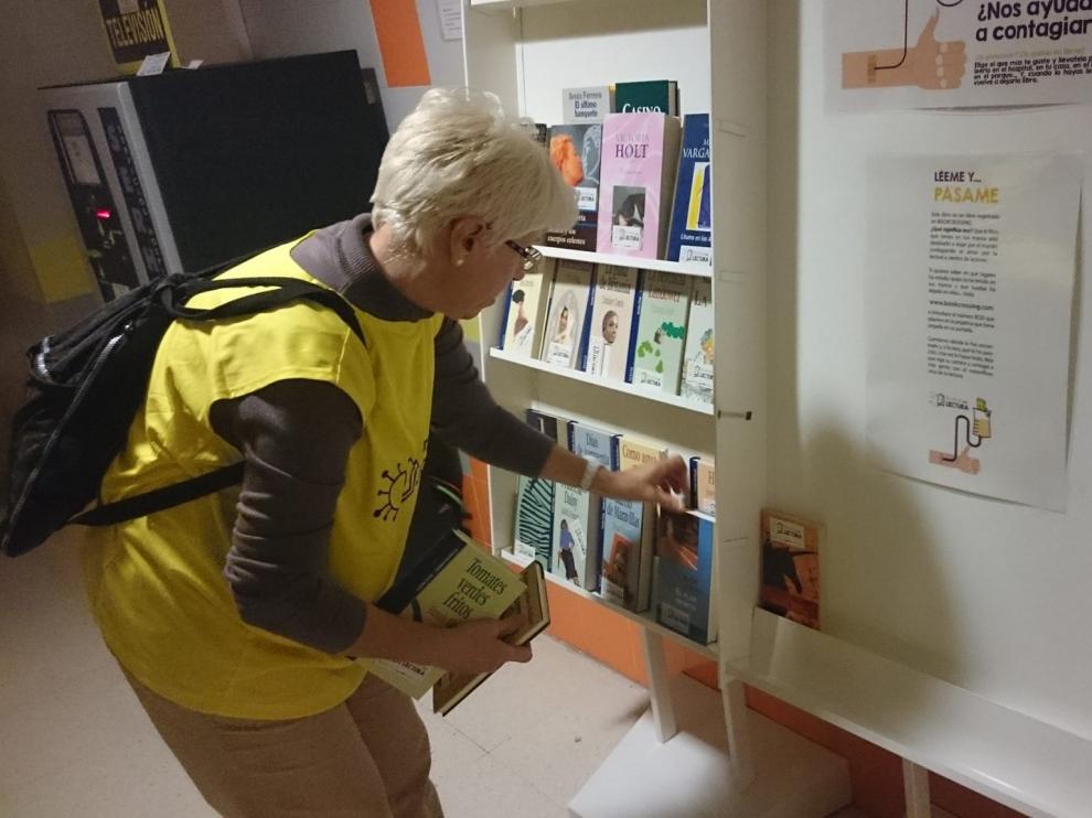 Una voluntaria coloca libros en una estantería del Provincial.