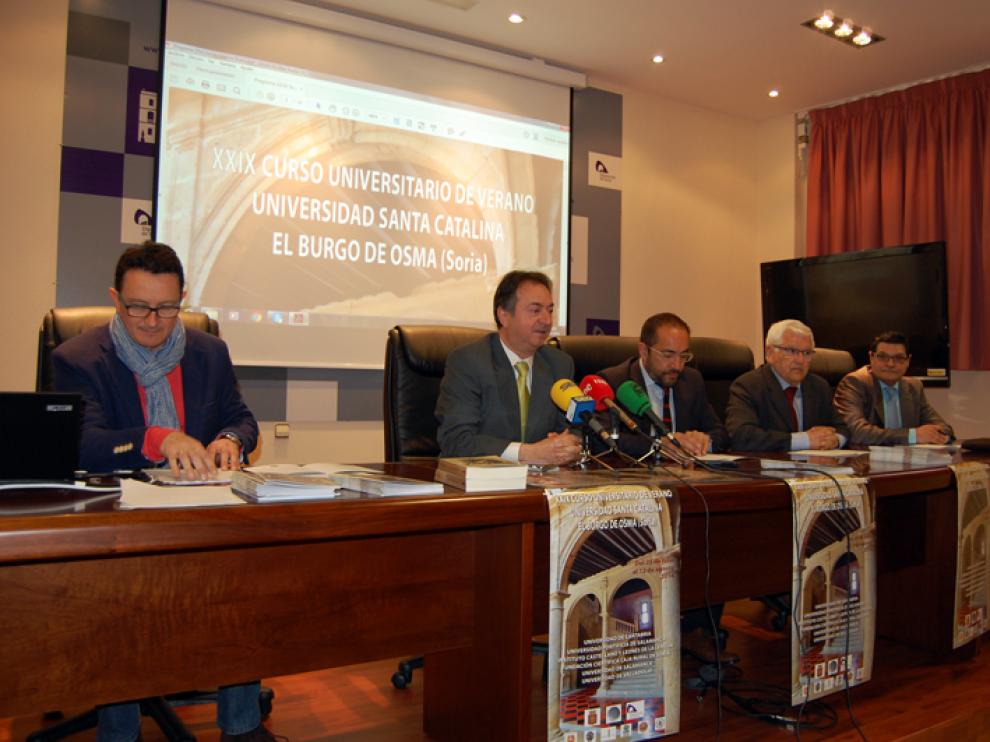 La presentación de los cursos ha contado con el alcalde de El Burgo, Jesús Alonso (2i), el presidente de la Diputación, Luis Rey (centro) y el director de los Cursos, Carmelo Gómez (i), entre otros.