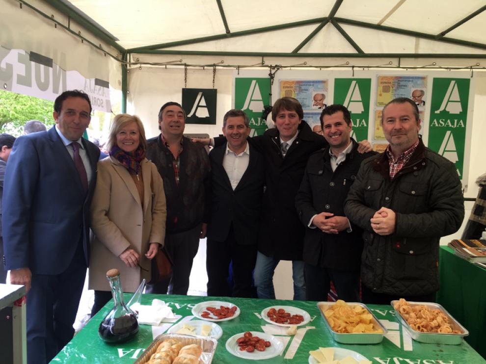 Rául Lozano, María Irigoyen, Carmelo Gómez, Javier Antón, Carlos Martínez, Luis Tudanca y Donaciano Dujo, en el stand de Asaja en la Feria de Almazán.