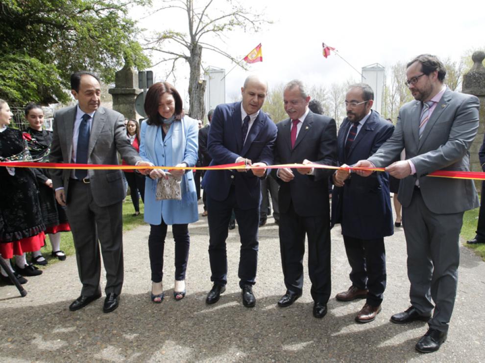 El director general de Producción Agropecuaria e Infraestructuras Agrarias de la Junta, Jorge Llorente, inaugurando la LVI Feria de Almazán.