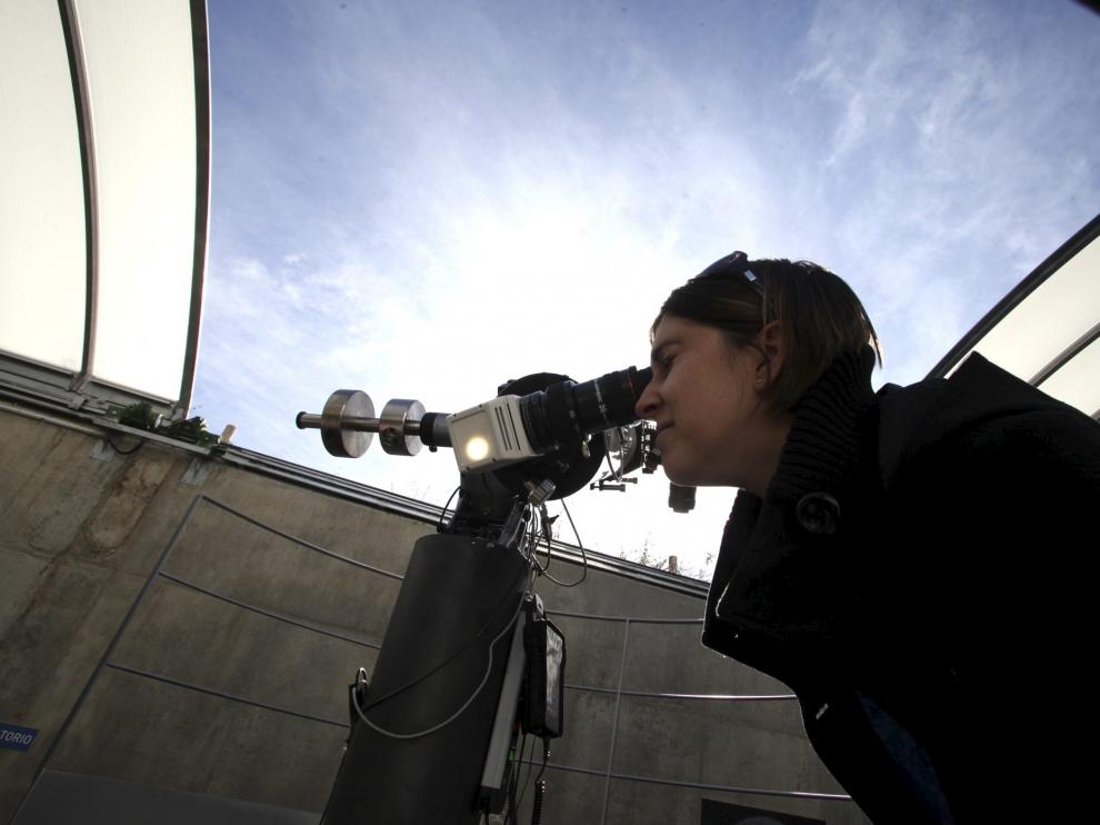 Observación solar con telescopio desde el Espacio 0.42 de Walqa.