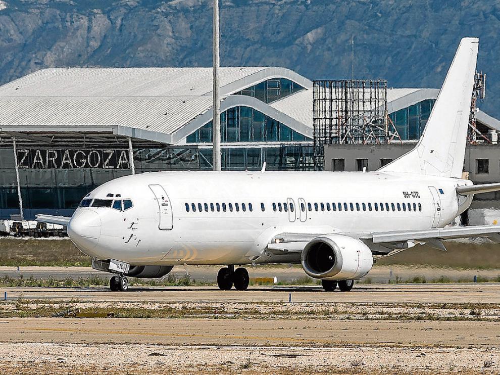 El nuevo avión de Air Horizont, antes de despegar ayer en el aeropuerto hacia Las Palmas.
