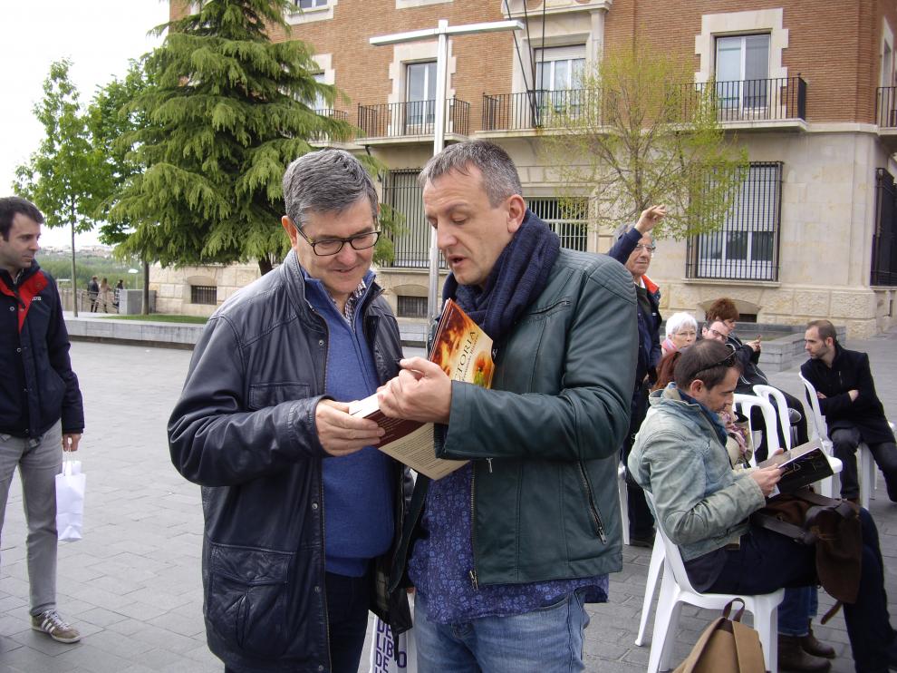 Fernando Rivares le dedica un ejemplar de su libro 'Victoria' a Vicente Guillén.